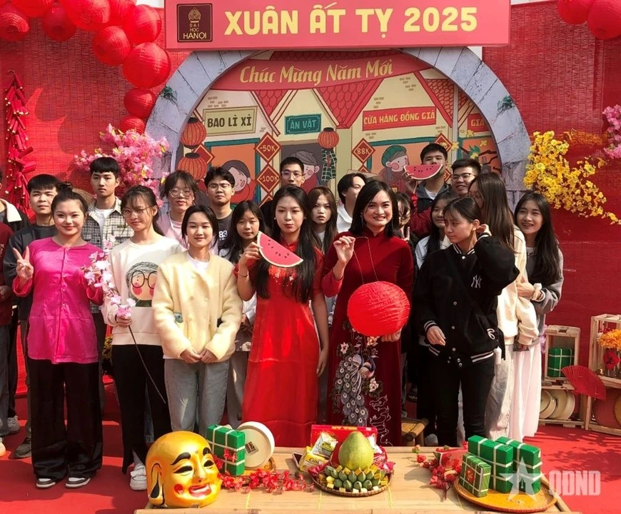 Bạn Tô Phương Anh (thứ nhất, từ trái sang) đến từ Trung Quốc, sinh viên Trường Đại học Hà Nội.