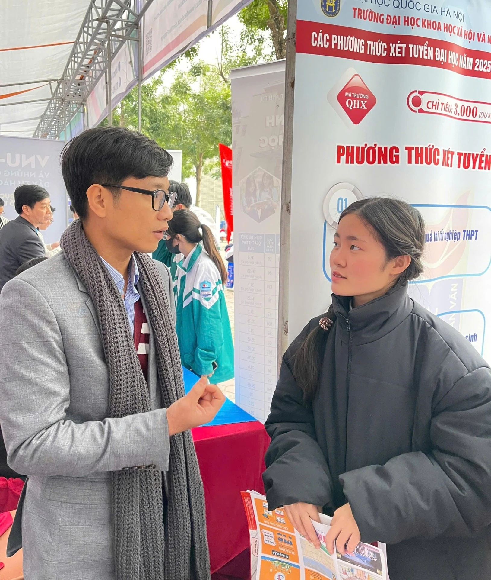 TS Ngô Tuấn Thắng (Trường ĐH Khoa học Xã hội và Nhân văn – ĐH Quốc gia Hà Nội) tư vấn thông tin cho thí sinh.