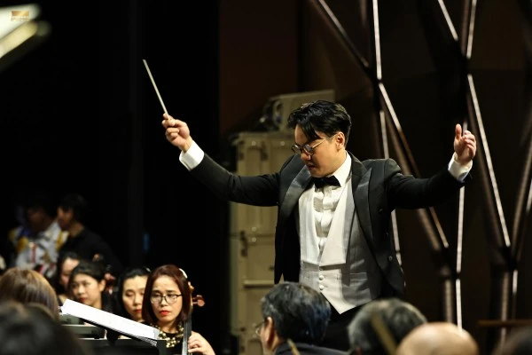Nhạc trưởng Trần Nhật Minh chỉ huy dàn nhạc.
