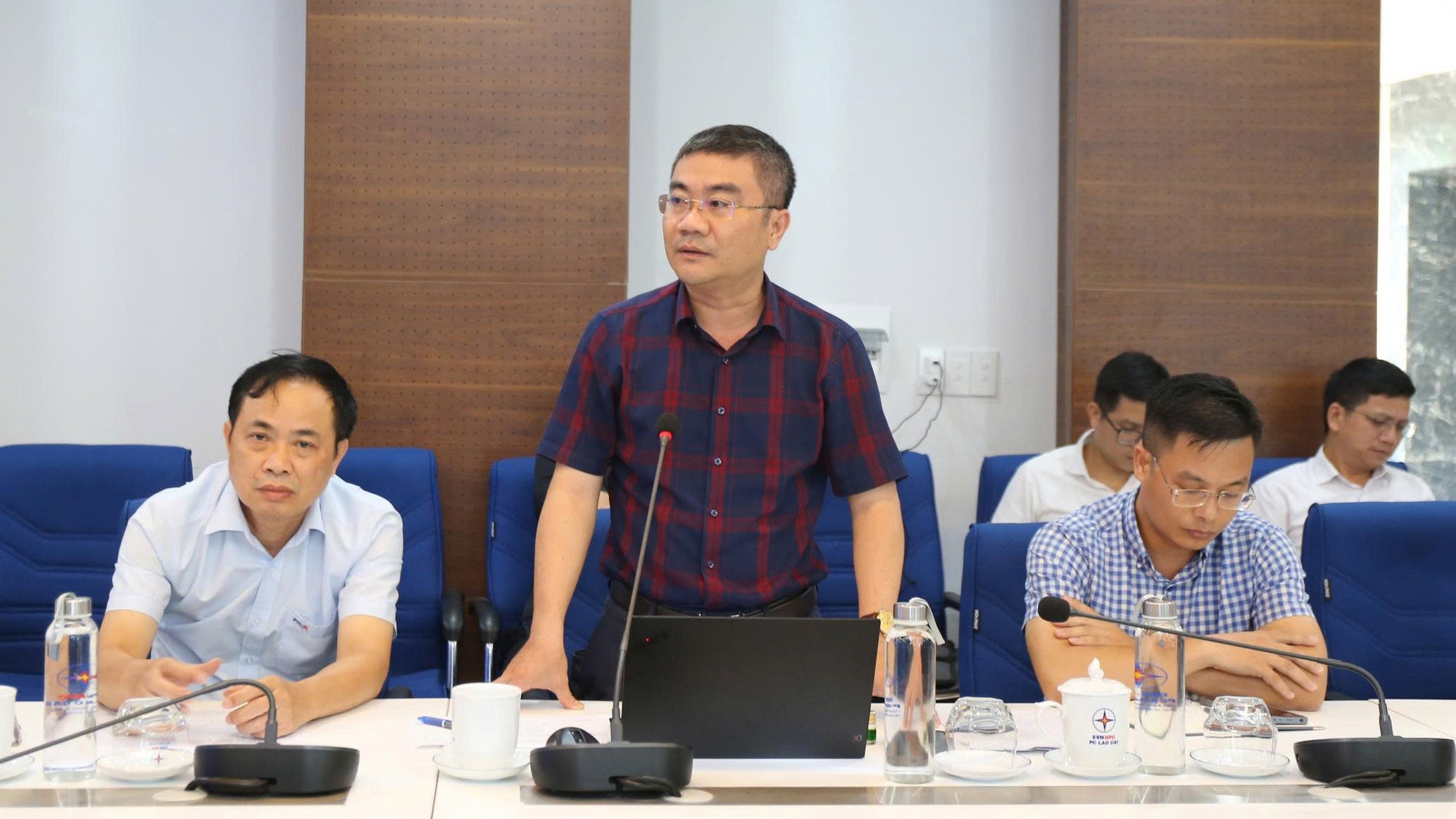 Đại biểu tham gia ý kiến tại cuộc họp. z6653143835911-7dfb73d0a995ad1e5d9773532dfba3a6.jpg