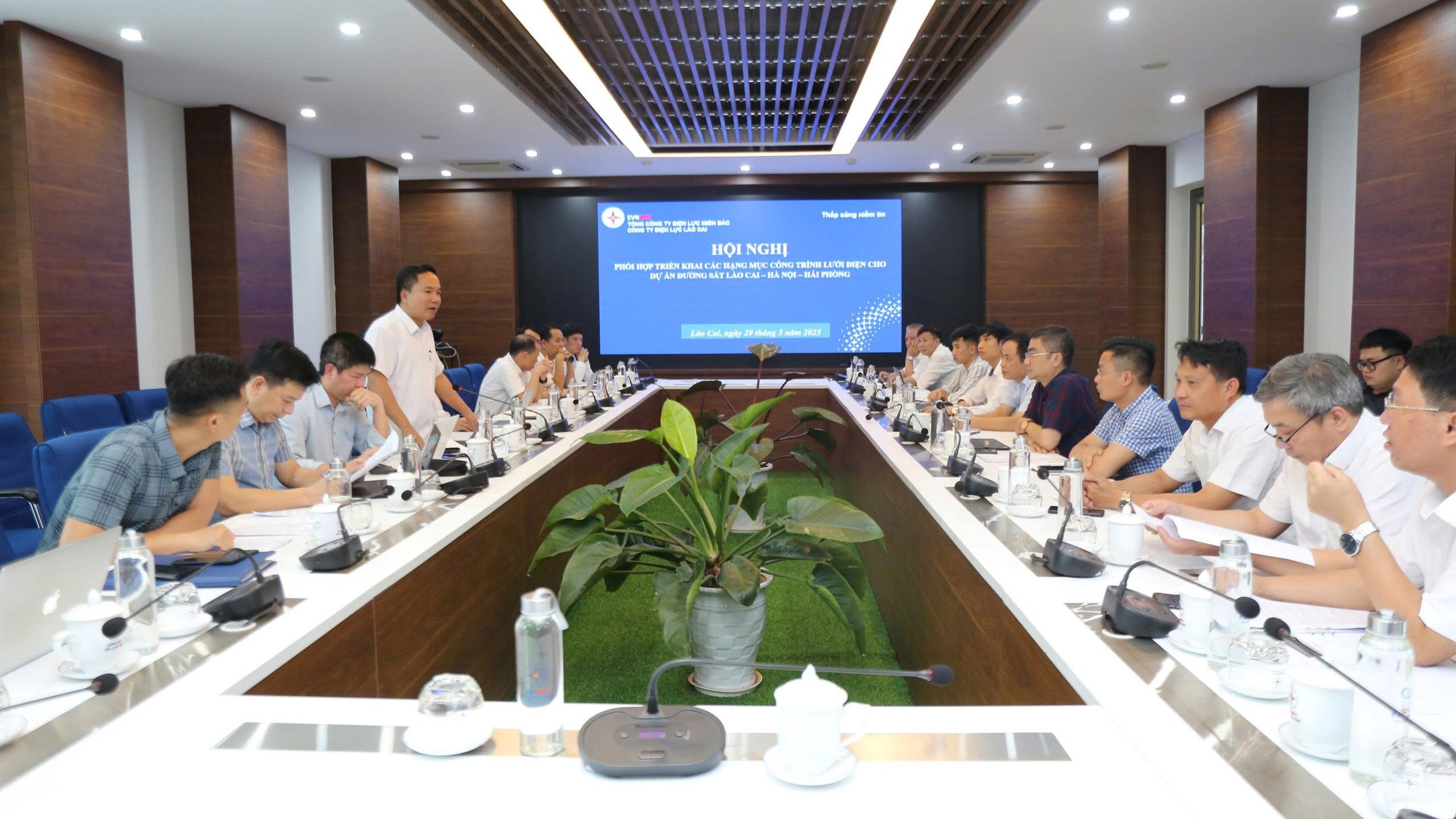 Quang cảnh cuộc họp. z6653143835913-e972e2a077f36cfbad347419efa59bd0.jpg