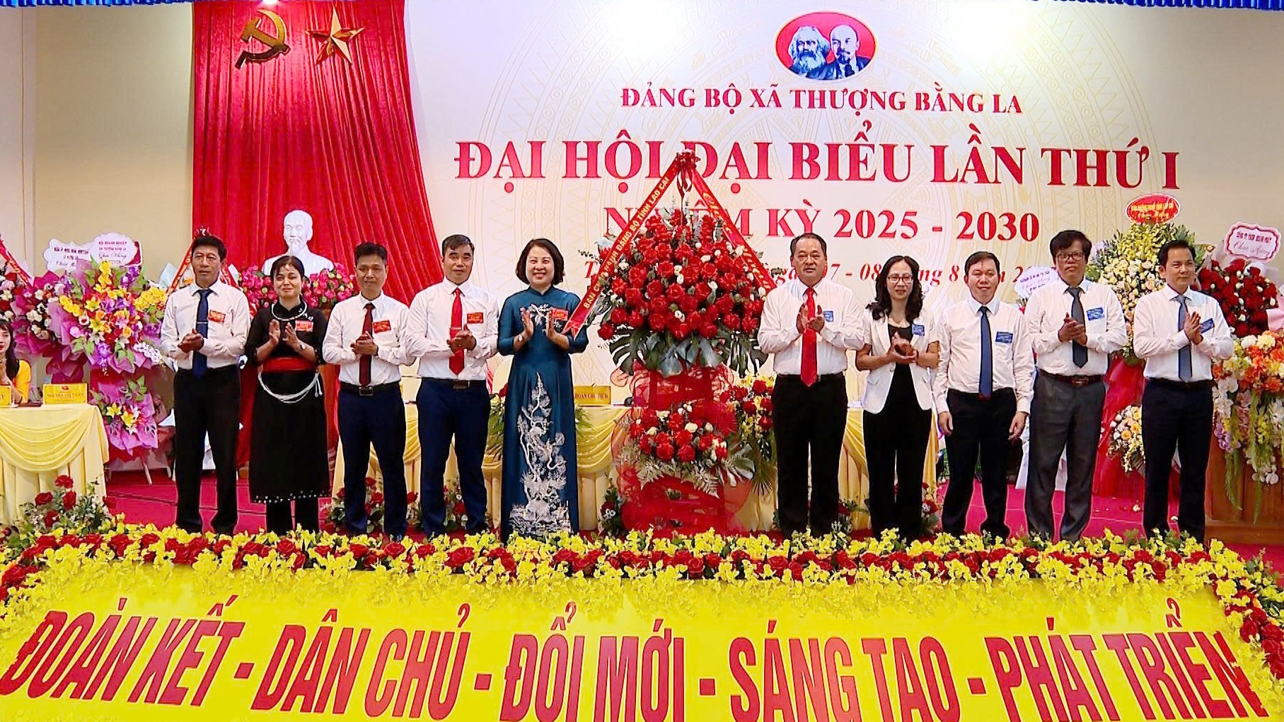 Đồng chí Phó Chủ tịch HĐND tỉnh cùng lãnh đạo các ban, sở, ngành chúc mừng đại hội. z6883274900387-d864c7b54237409611c818397d3529e2.jpg