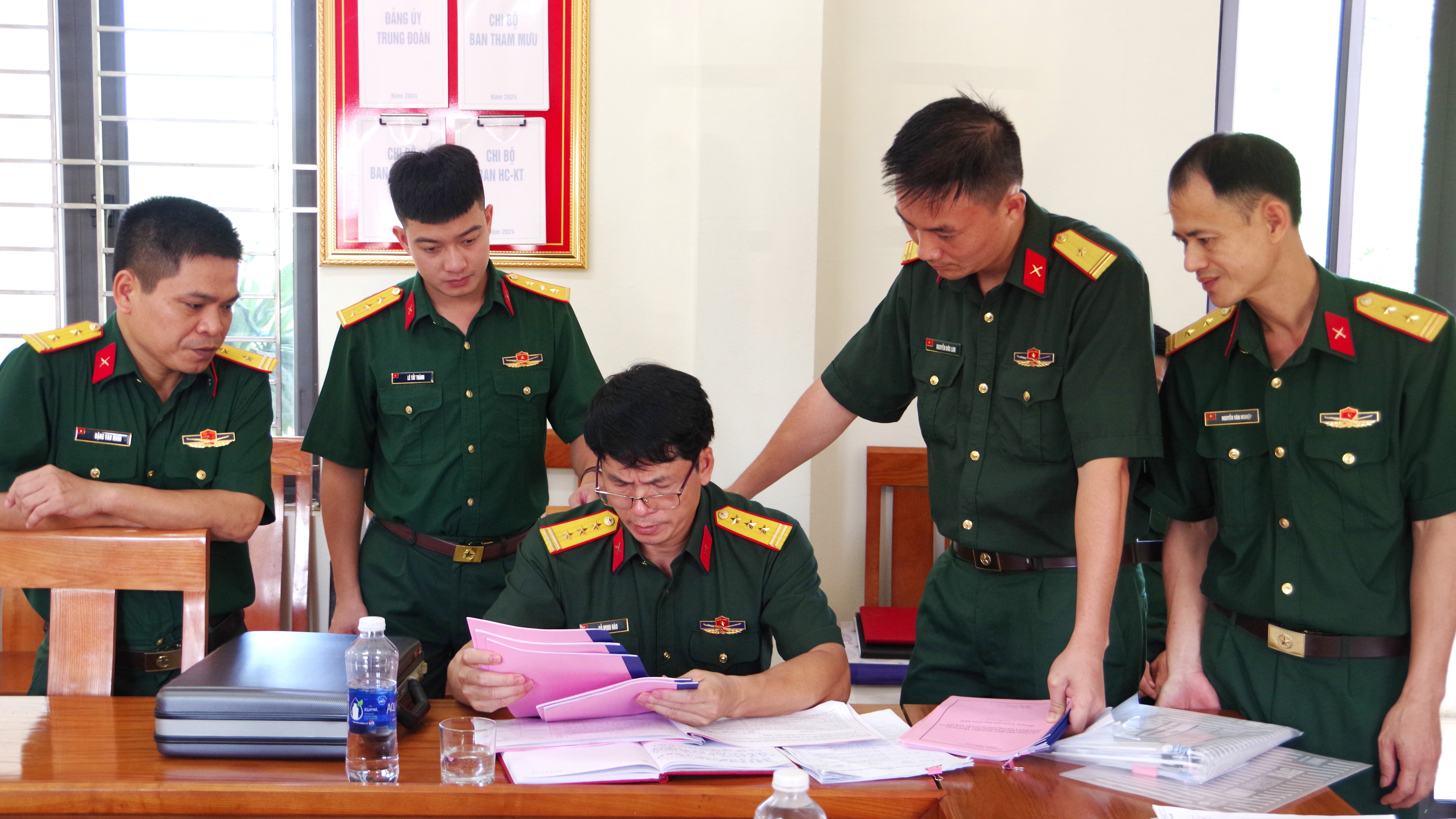 Đoàn công tác kiểm tra hệ thống các văn bản, sổ sách giáo dục pháp luật của Trung đoàn 121. a2.jpg