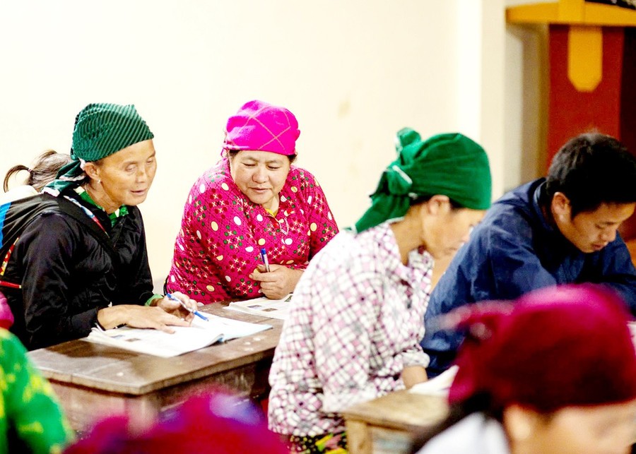 Nhiều học viên lớn tuổi tại xã Tùng Vài, tỉnh Tuyên Quang tham gia lớp xóa mù chữ. Nhiều học viên lớn tuổi tại xã Tùng Vài, tỉnh Tuyên Quang tham gia lớp xóa mù chữ.