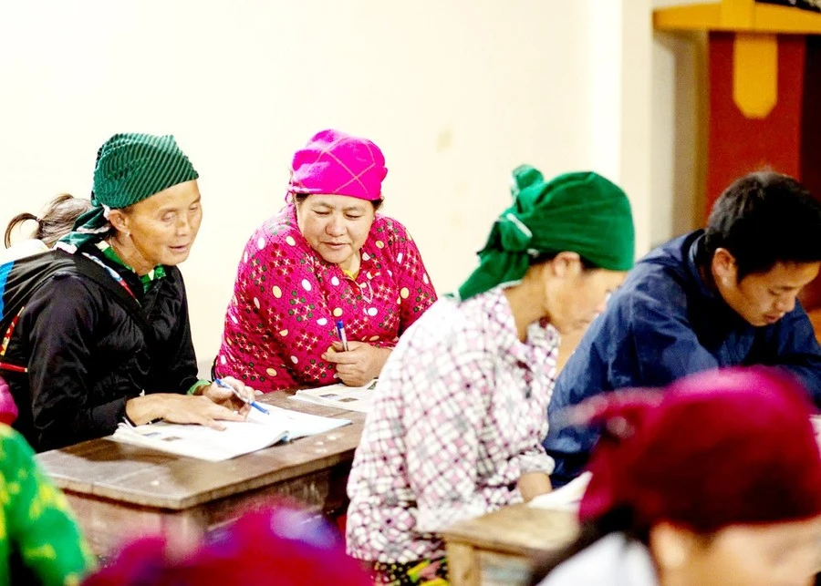 Nhiều học viên lớn tuổi tại xã Tùng Vài, tỉnh Tuyên Quang tham gia lớp xóa mù chữ.