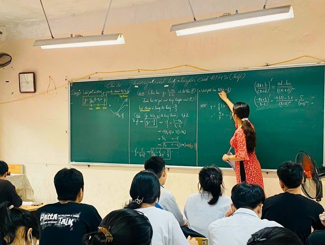 Sesuai dengan peraturan Kementerian Pendidikan dan Pelatihan, semester I akan berakhir sebelum tanggal 18 Januari 2026. Theo quy định của Bộ GD&ĐT, học kỳ I sẽ kết thúc trước ngày 18/1/2026.