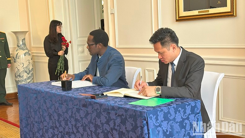 Đại diện Đại sứ quán Senegal ghi sổ tang. Đại diện Đại sứ quán Senegal ghi sổ tang.