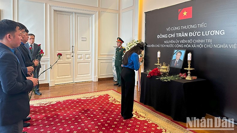 Đại diện Đoàn Thanh niên cộng sản Hồ Chí Minh vào viếng. Đại diện Đoàn Thanh niên cộng sản Hồ Chí Minh vào viếng.