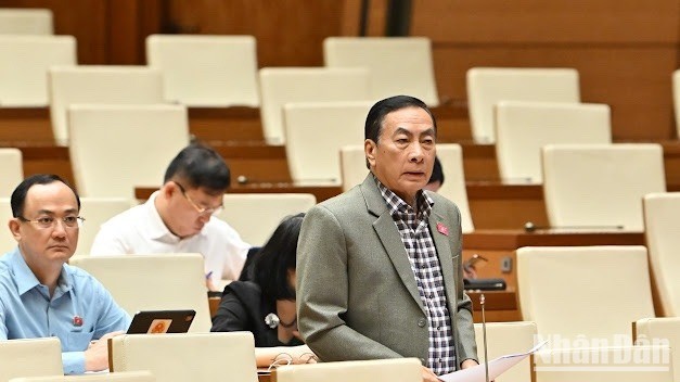 Đại biểu Phạm Văn Hoà (Đoàn Đồng Tháp). Đại biểu Phạm Văn Hoà (Đoàn Đồng Tháp).