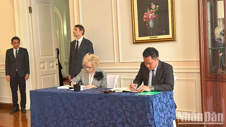 Đại diện Vụ châu Á 3, Bộ Ngoại giao Nga ghi sổ tang. Đại diện Vụ châu Á 3, Bộ Ngoại giao Nga ghi sổ tang.