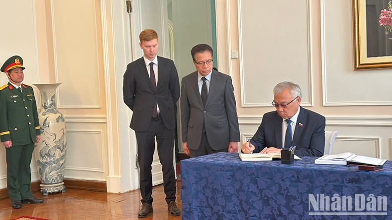 Phó Chủ nhiệm Ủy ban về các vấn đề quốc tế Hội đồng liên bang (Thượng viện), Thượng nghị sĩ Damsuev Baiakhalanovik ghi sổ tang. Phó Chủ nhiệm Ủy ban về các vấn đề quốc tế Hội đồng liên bang (Thượng viện), Thượng nghị sĩ Damsuev Baiakhalanovik ghi sổ tang.