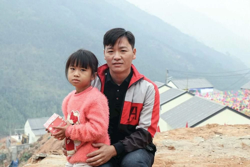 Trưởng thôn Ma Seo Chứ tại khu tái thiết mới thôn Kho Vàng.