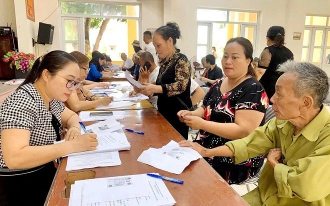 Người cao tuổi đăng ký nhận trợ cấp hưu trí theo chính sách mới.