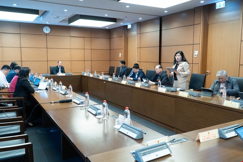 Quang cảnh thảo luận tại tổ 4.