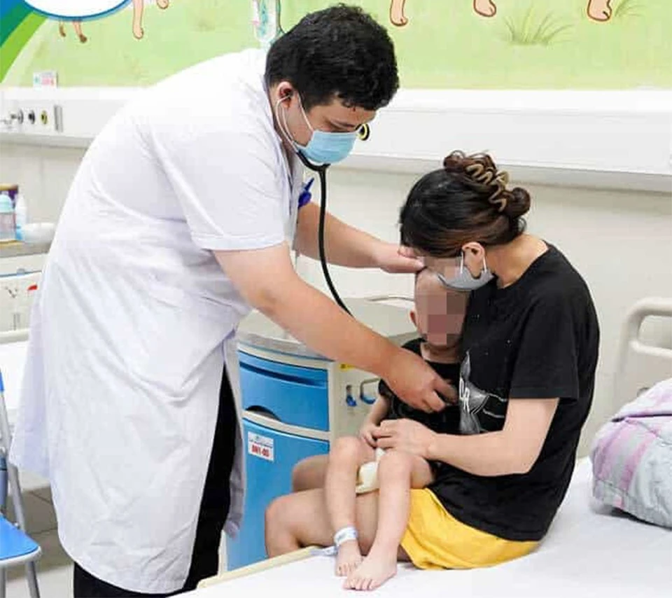 Bác sĩ Bệnh viện Nhi T.Ư khám cho trẻ bị ngộ độc.