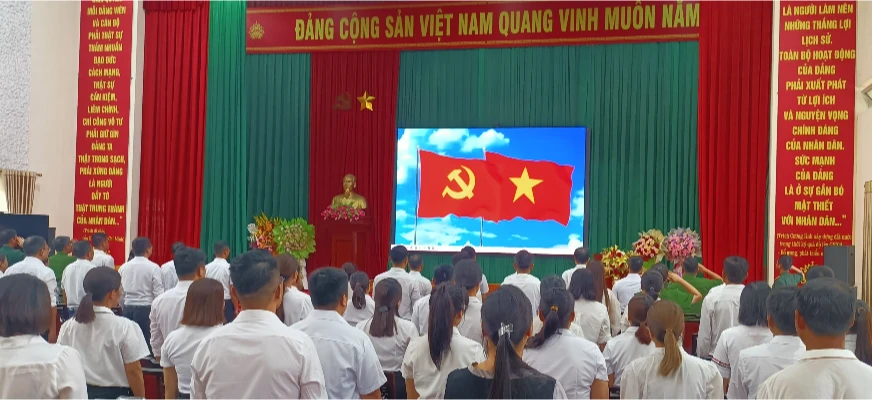 2-dai-bieu-thuc-hien-nghi-thuc-chao-co-6858.png