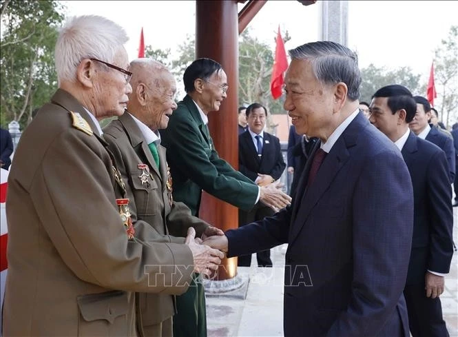 Tổng Bí thư Tô Lâm với các cựu chiến binh dự buổi lễ.