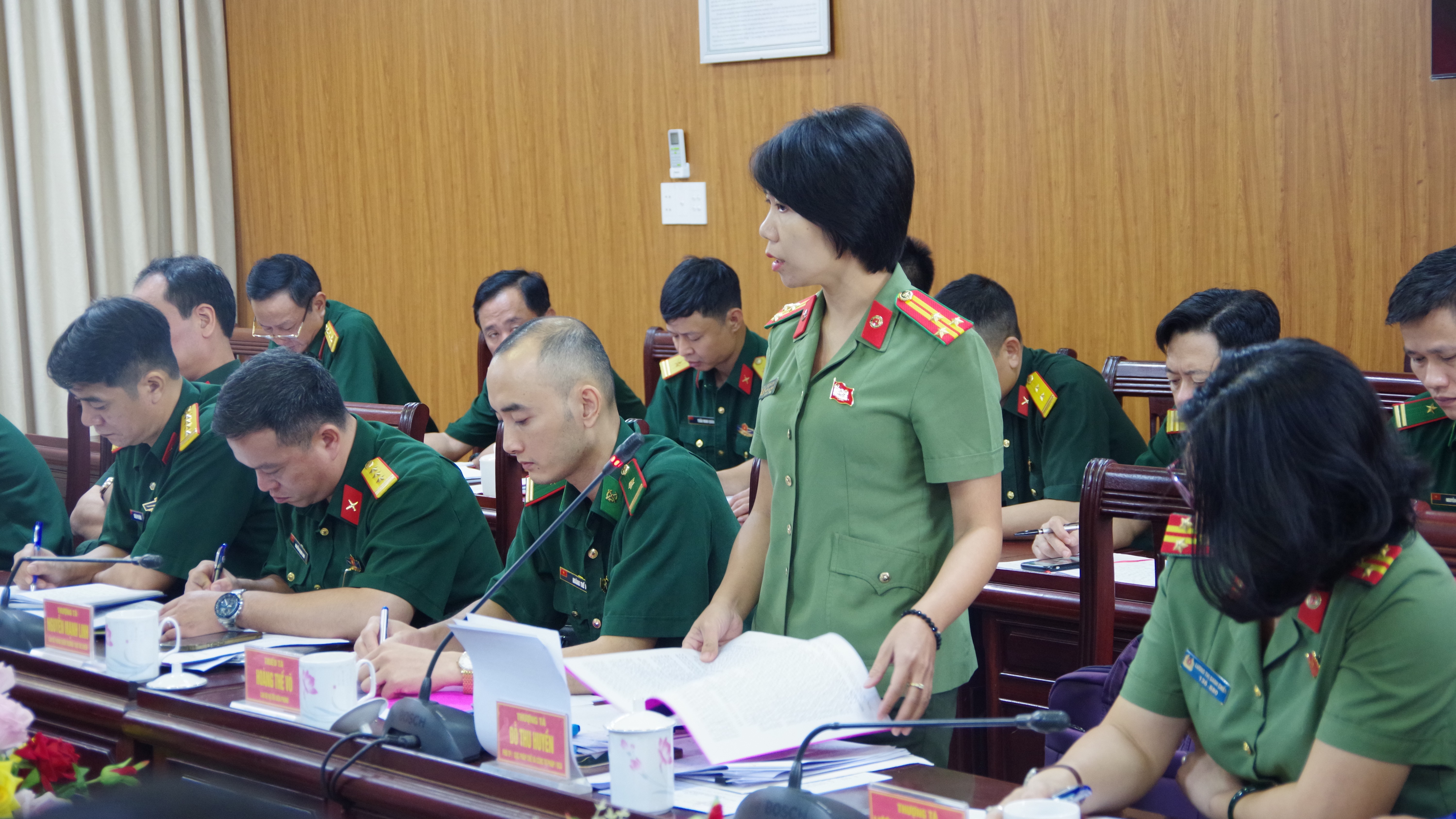 Thượng tá Đỗ Thu Huyền - Phó trưởng phòng Phòng 4, Cục Pháp chế và CCHC tư pháp, Bộ Công an phát biểu tại buổi kiểm tra. 5thuong-ta-do-thu-huyen-pho-truong-phong-phong-4-cuc-phap-che-va-cchc-tu-phap-bo-cong-an-tham-luan-tai-hoi-nghi.jpg