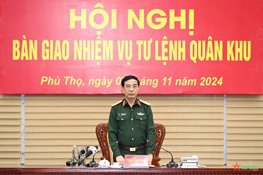 Đại tướng Phan Văn Giang phát biểu quán triệt nội dung hội nghị bàn giao.