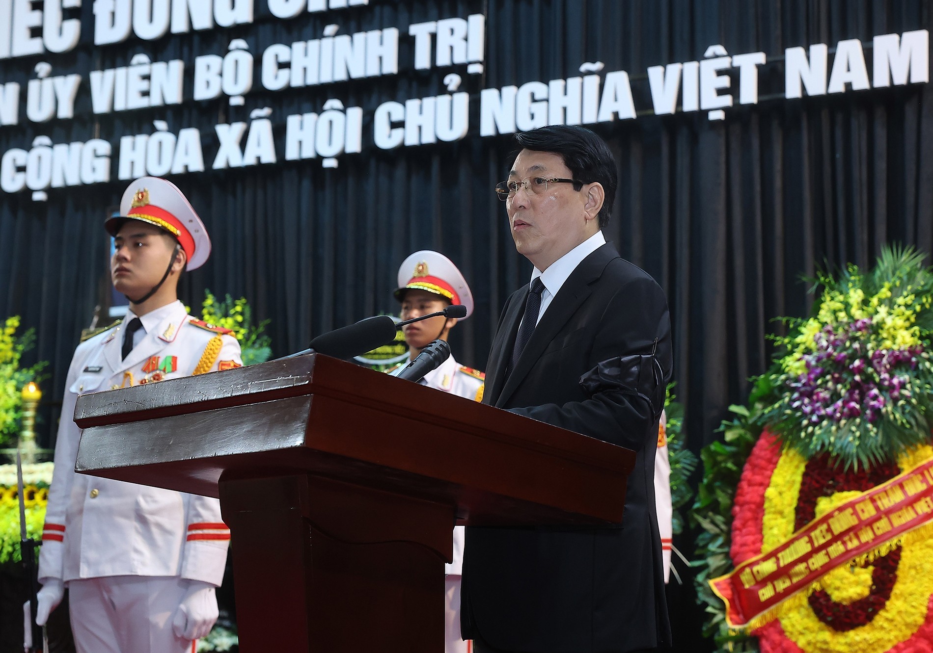 Ủy viên Bộ Chính trị, Chủ tịch nước Lương Cường, Trưởng Ban Lễ tang đọc Lời điếu. Ủy viên Bộ Chính trị, Chủ tịch nước Lương Cường, Trưởng Ban Lễ tang đọc Lời điếu.
