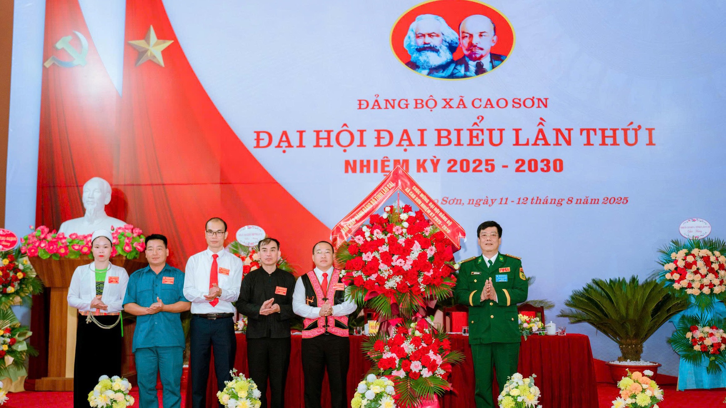 Đại tá Nguyễn Phi Khanh tặng hoa chúc mừng đại hội. anh-5.jpg