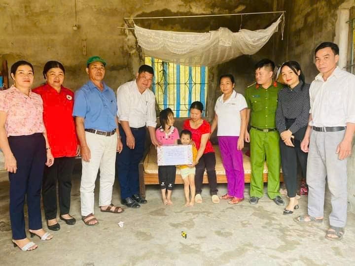 Bà Nguyễn Thị Thu (thứ tư từ phải sang) cùng các tổ chức đoàn thể địa phương tặng quà cho hộ gia đình khó khăn trong thôn Mạ, xã Thác Bà (tỉnh Lào Cai). Bà Nguyễn Thị Thu (thứ tư từ phải sang) cùng các tổ chức đoàn thể địa phương tặng quà cho hộ gia đình khó khăn trong thôn Mạ, xã Thác Bà (tỉnh Lào Cai).
