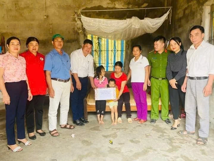 Bà Nguyễn Thị Thu (thứ tư từ phải sang) cùng các tổ chức đoàn thể địa phương tặng quà cho hộ gia đình khó khăn trong thôn Mạ, xã Thác Bà (tỉnh Lào Cai).