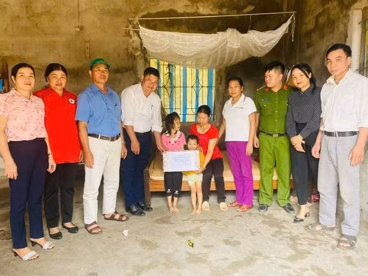 Bà Nguyễn Thị Thu (thứ tư từ phải sang) cùng các tổ chức đoàn thể địa phương tặng quà cho hộ gia đình khó khăn trong thôn Mạ, xã Thác Bà (tỉnh Lào Cai).