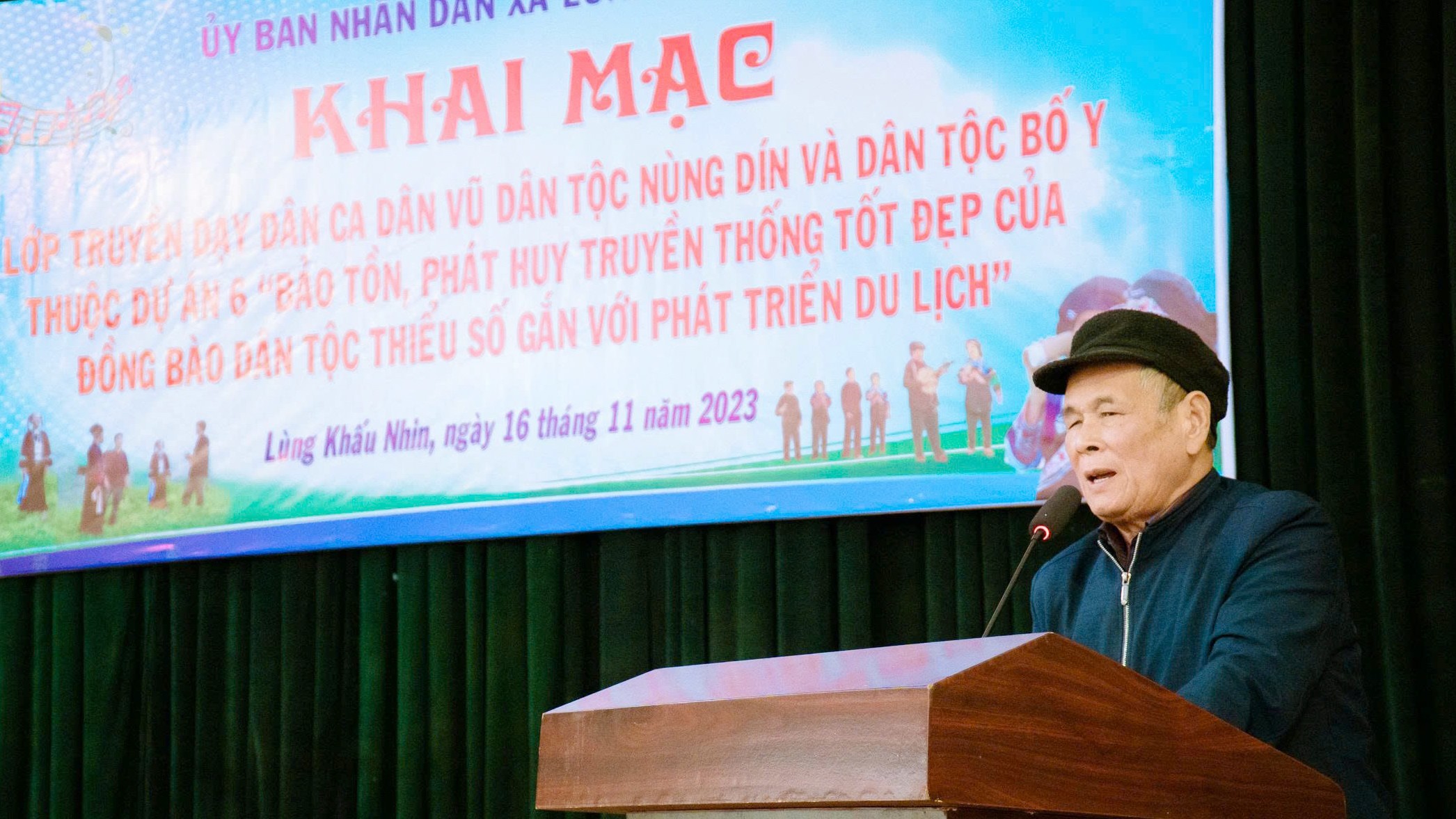 Nghệ nhân Nhân dân Hoàng Xín Hòa. z7009710961408-d1477bf53522413404cafe9c33e23629.jpg