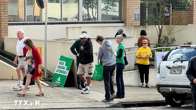 Các cử tri Australia đi bỏ phiếu tại khu vực bầu cử Kingsford Smith.