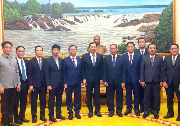 Phó Thủ tướng, Bộ trưởng Vilay Lakhamphong và Thứ trưởng Lê Văn Tuyến cùng các đại biểu. Phó Thủ tướng, Bộ trưởng Vilay Lakhamphong và Thứ trưởng Lê Văn Tuyến cùng các đại biểu.