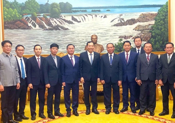Phó Thủ tướng, Bộ trưởng Vilay Lakhamphong và Thứ trưởng Lê Văn Tuyến cùng các đại biểu.