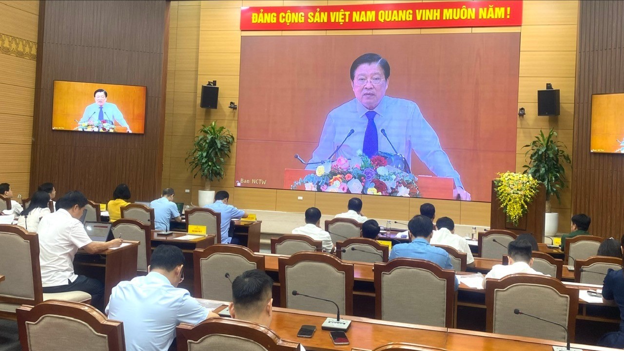 Đồng chí Phan Đình Trạc phát biểu tại hội nghị. z6789777546191-efd0b6d674d9861438f738e7dd74dd56.jpg
