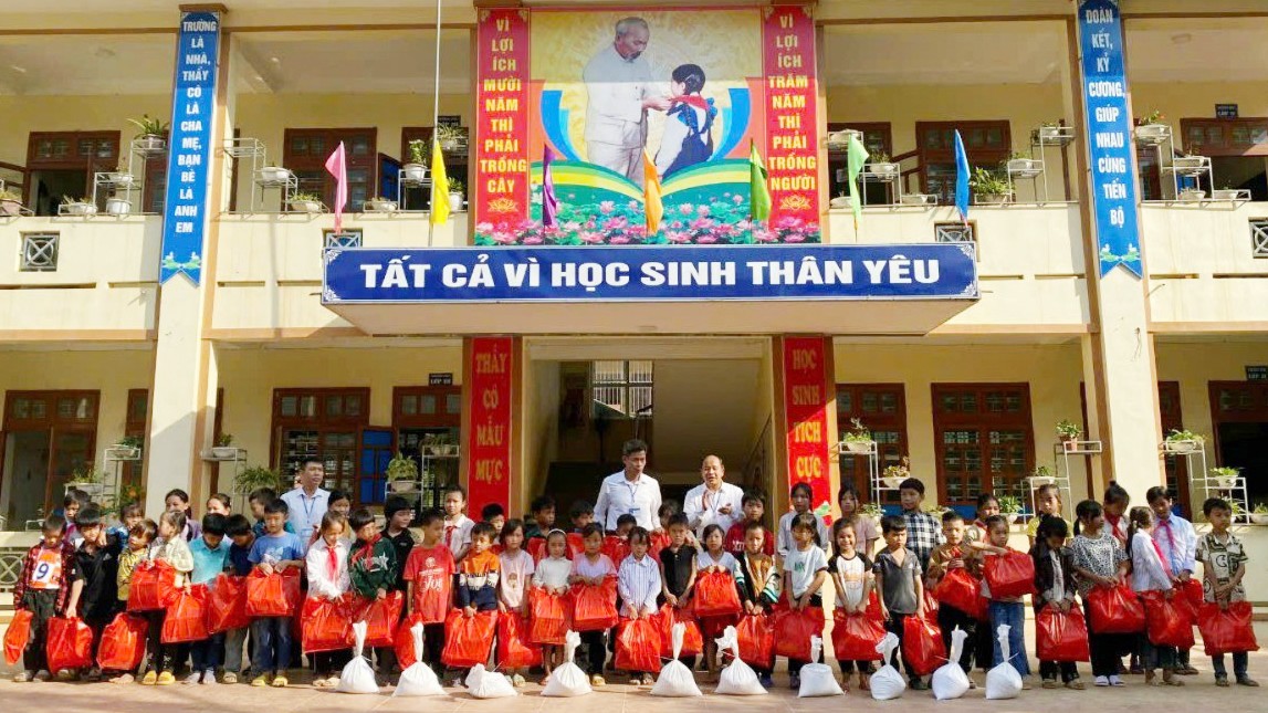 Thầy giáo tạ Đình Quý cùng Ban Giám hiệu nhà trường tặng quà Tết Nguyên đán Ất Tỵ 2025 cho học sinh nghèo. z6721460533341-7bab3dd0e54e033cddce67e36752899a-2300.jpg