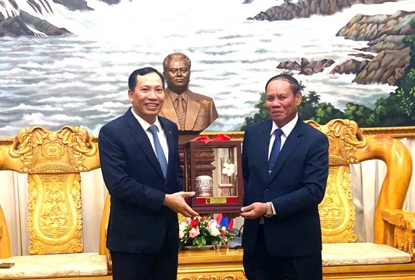 Phó Thủ tướng, Bộ trưởng Vilay Lakhamphong tặng quà lưu niệm Thứ trưởng Lê Văn Tuyến.