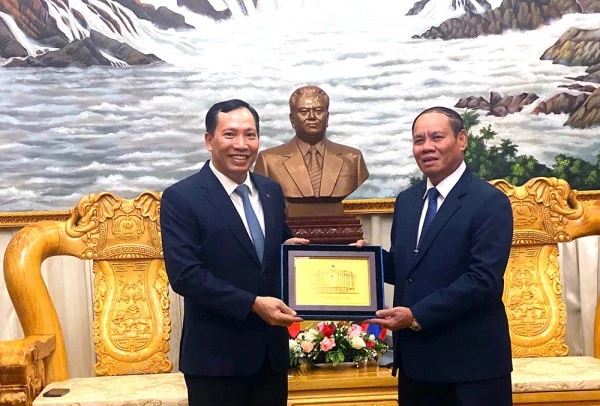 Thứ trưởng Lê Văn Tuyến tặng quà lưu niệm Phó Thủ tướng, Bộ trưởng Vilay Lakhamphong.
