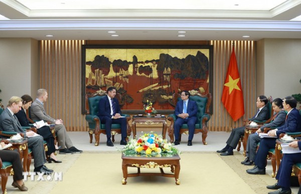Thủ tướng Phạm Minh Chính tiếp ông Johan Ndisi, Đại sứ Vương quốc Thụy Điển tại Việt Nam và ông Dennis Nobelius (hàng đầu bên trái), Tổng Giám đốc Tập đoàn Syre (Thụy Điển).