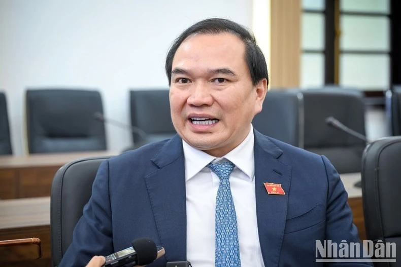 Phó Giáo sư, Tiến sĩ Nguyễn Công Hoàng.