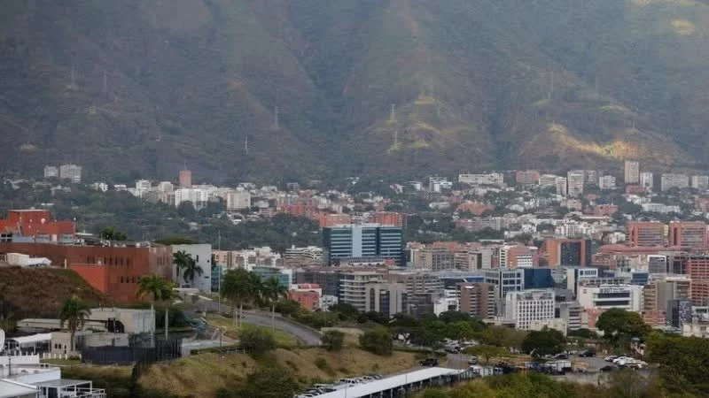 Tòa nhà Đại sứ quán Mỹ (trái) ở Caracas, Venezuela.