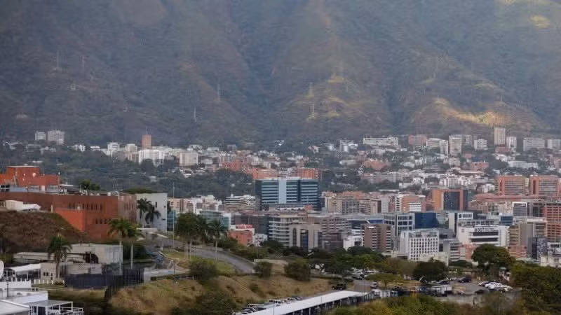 Tòa nhà Đại sứ quán Mỹ (trái) ở Caracas, Venezuela.