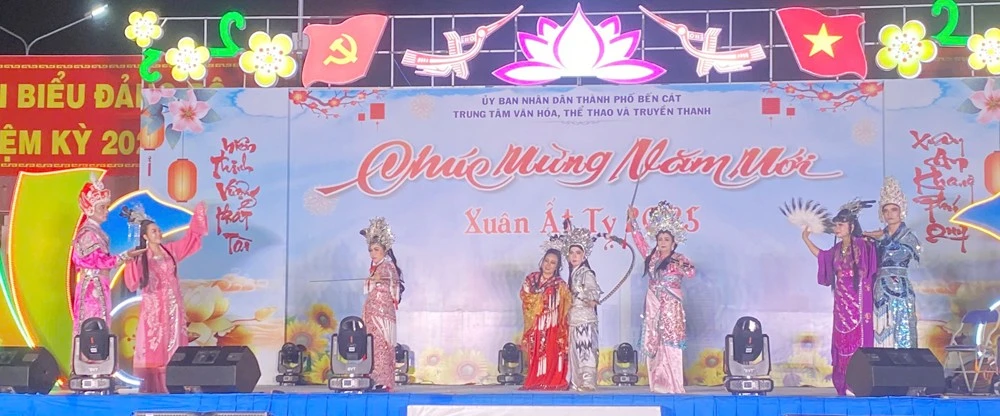 Các tài tử biểu diễn trong chương trình nghệ thuật đờn ca tài tử - cải lương tại Quảng trường 30-4 (TP.Bến Cát).