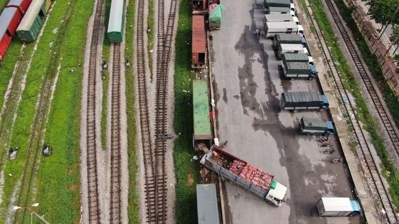 Bốc xếp hàng hóa tại ga đường sắt.