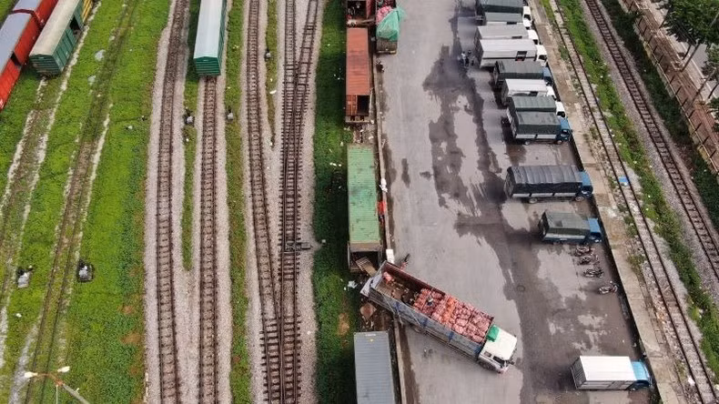 Bốc xếp hàng hóa tại ga đường sắt.