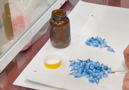 Tang vật thu giữ tại phòng trọ của Chảo Láo Lở. tang-vat-gom-96-tep-heroin-bi-co-quan-csdt-bat-qua-tang.jpg