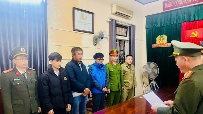 Cơ quan An ninh điều tra Công an thành phố Huế tống đạt quyết định khởi tố vụ án, khởi tố bị can và bắt tạm giam các đối tượng trong đường dây mua bán gần 56 triệu thông tin dữ liệu cá nhân.