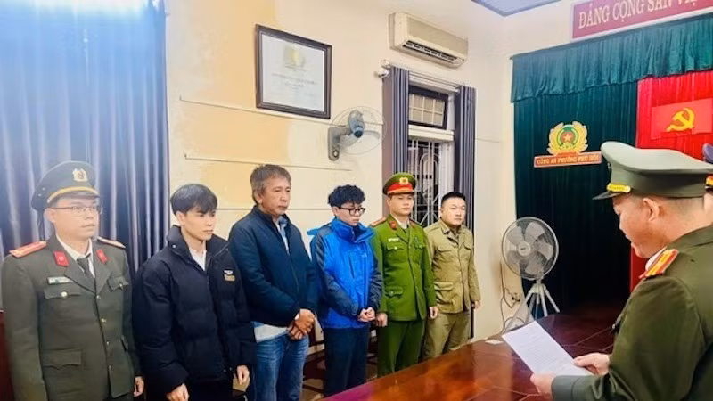 Cơ quan An ninh điều tra Công an thành phố Huế tống đạt quyết định khởi tố vụ án, khởi tố bị can và bắt tạm giam các đối tượng trong đường dây mua bán gần 56 triệu thông tin dữ liệu cá nhân.