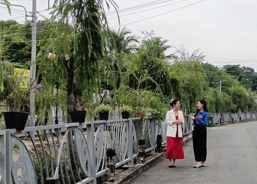 Ê kíp chương trình “Tôi yêu Bình Dương” ghi hình tại địa danh Bưng Cải (TP.Thủ Dầu Một).