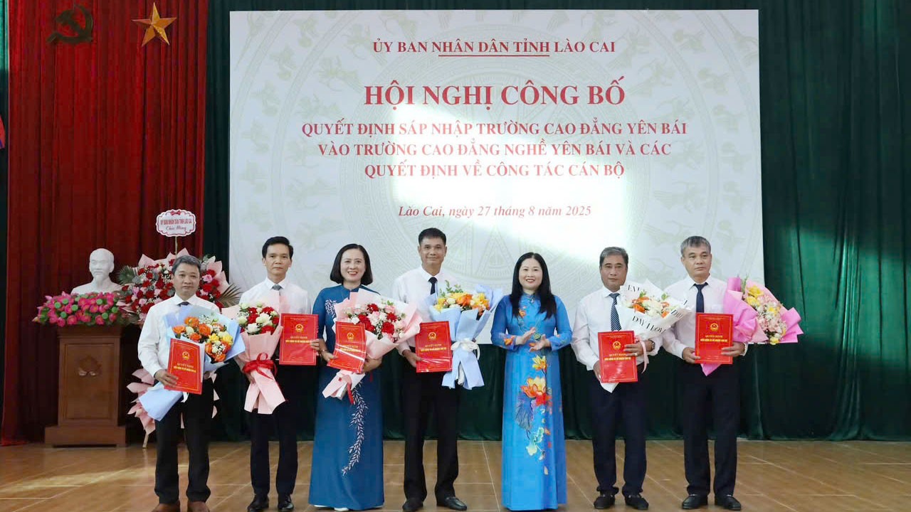 អនុប្រធានគណៈកម្មាធិការប្រជាជនខេត្ត បានធ្វើបទបង្ហាញអំពីសេចក្តីសម្រេចលើការងារបុគ្គលិក។ z6951127250348-8788878b29277d8a1aeea4ca0bb23557.jpg