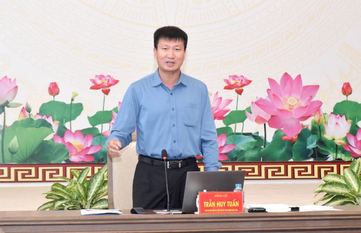 Đồng chí Trần Huy Tuấn, Phó Bí thư Tỉnh ủy, Chủ tịch UBND tỉnh phát biểu tại buổi làm việc. z6950587457968-b37648df59a6f72ca934ee5de11eeba7.jpg