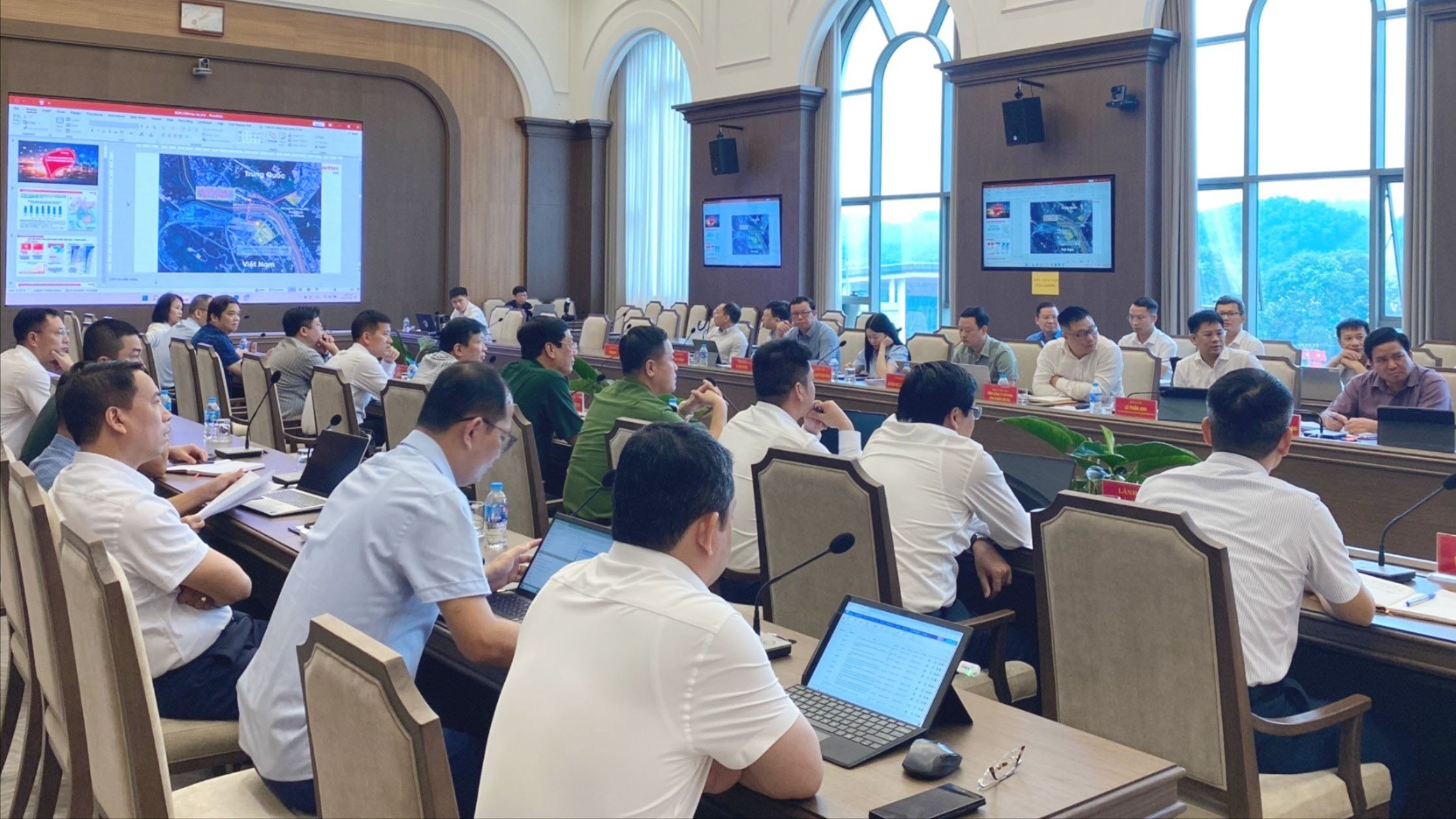 Đại biểu dự họp. z6949964046088-f5b5d73a0c2e520f28ee0102cfcc03e5-388-9284-6907.jpg